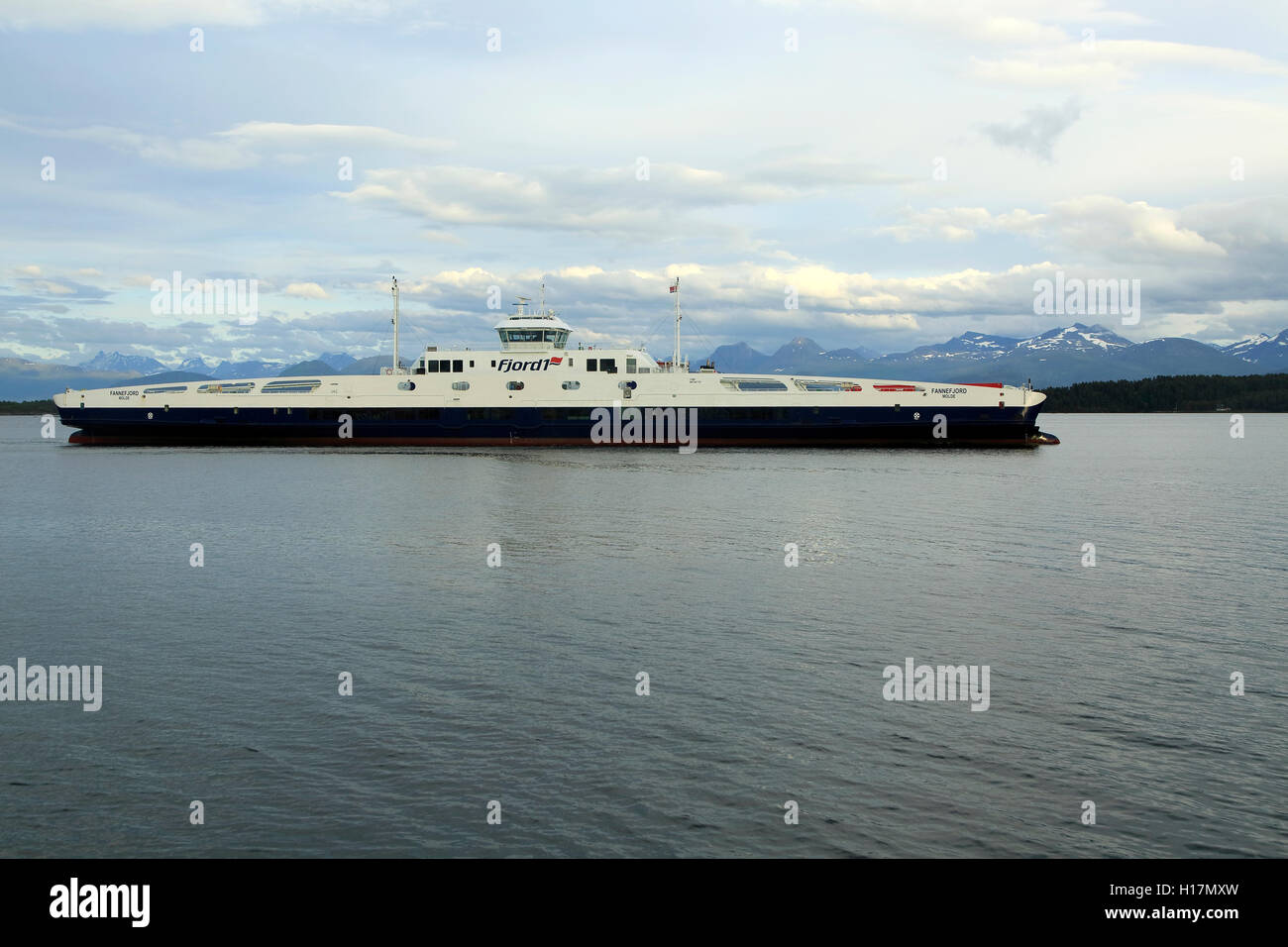 Le gaz naturel liquide-powered by ferry exploitant de navires RoRo Romsdalsfjord Fjord1, traversant Moldefjord, Molde, Norvège, comté de Romsdal Banque D'Images