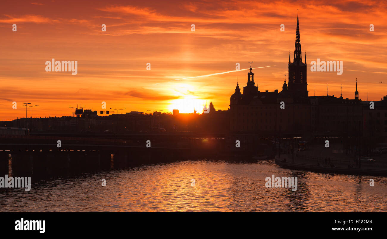 Silhouette noire cityscape de Gamla Stan centre-ville dans le centre de Stockholm avec l'allemand comme une flèche d'église dominante skyline Banque D'Images