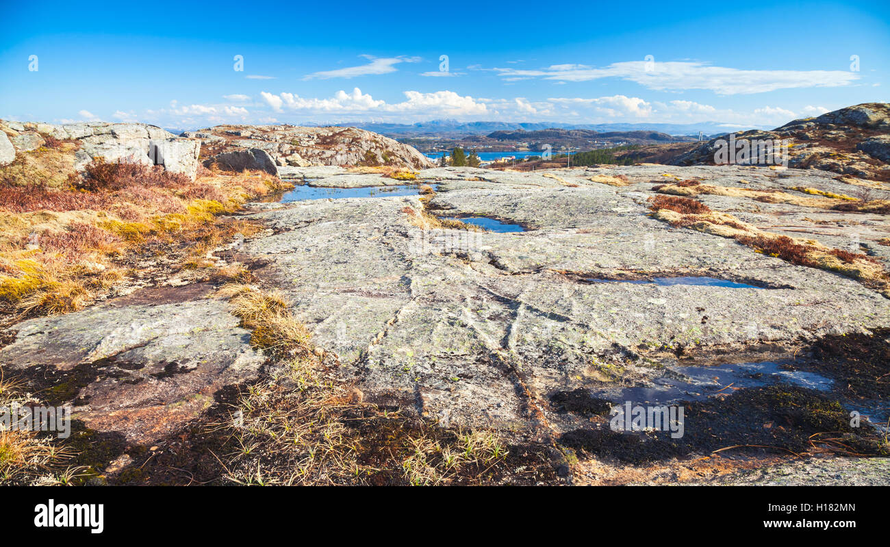 La Norvège au printemps. Paysage de montagne avec de l'eau encore sur les rochers gris Banque D'Images