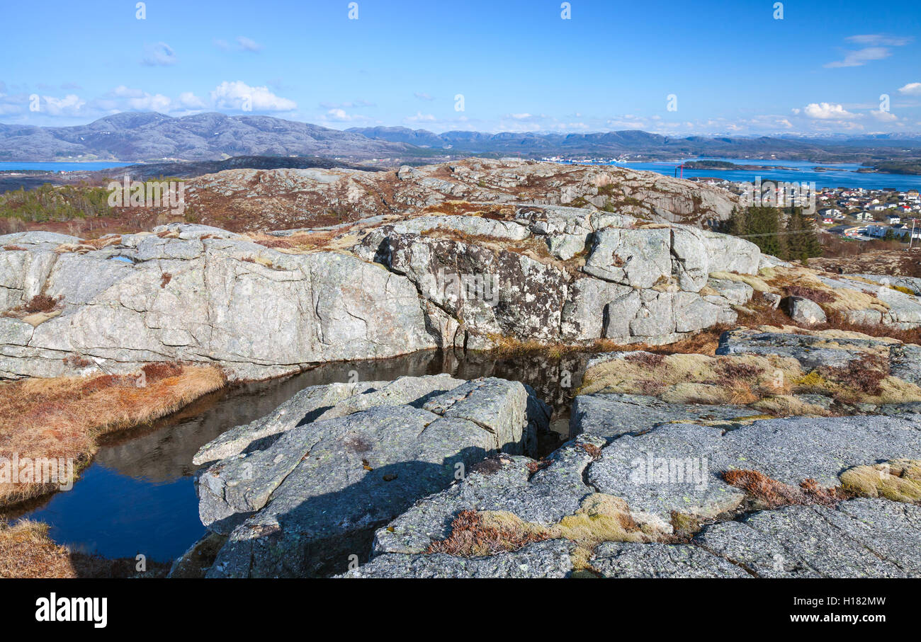 Le nord de la Norvège au printemps. Paysage de montagne avec encore de l'eau sur les roches Banque D'Images