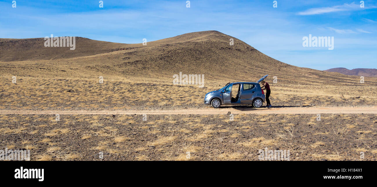 Location de petite voiture au milieu du désert en Afrique Maroc, vacances Banque D'Images Location de petite voiture au milieu du désert en Afrique Maroc, vacances Banque D'Images