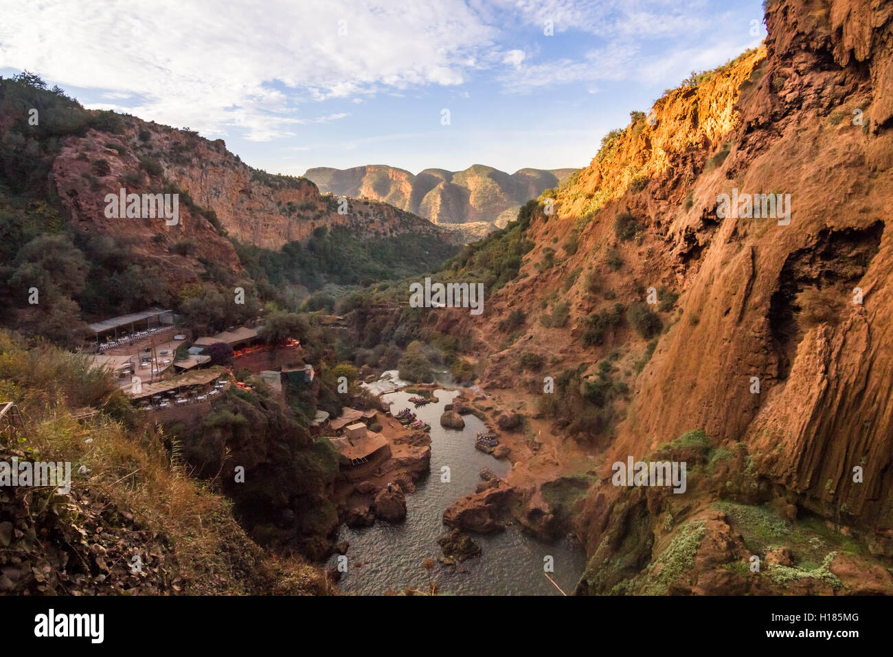 Vue sur les cascades d'Ouzoud, Maroc, vallée, belle Afrique de l'Ouest, Ouzoud, słońaca, panorama Banque D'Images Vue sur les cascades d'Ouzoud, Maroc, vallée, belle Afrique de l'Ouest, Ouzoud, słońaca, panorama Banque D'Images