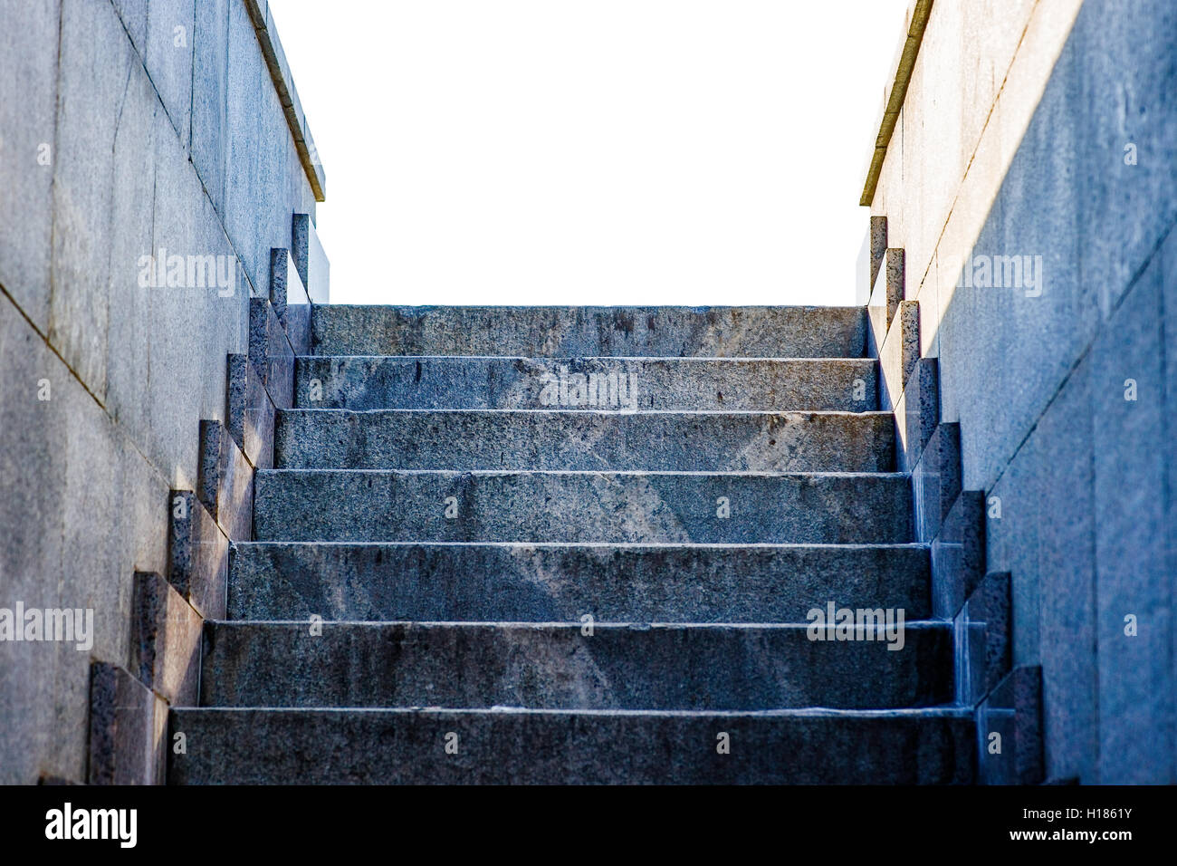 Étapes de granit et murs isolés contre fond blanc. Espace libre pour saisir du texte. Banque D'Images