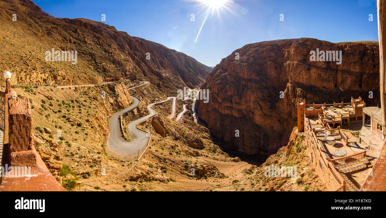 Routes sinueuses au Maroc en Afrique, dans les gorges du Dadès, l'hôtel Panorama Banque D'Images Routes sinueuses au Maroc en Afrique, dans les gorges du Dadès, l'hôtel Panorama Banque D'Images