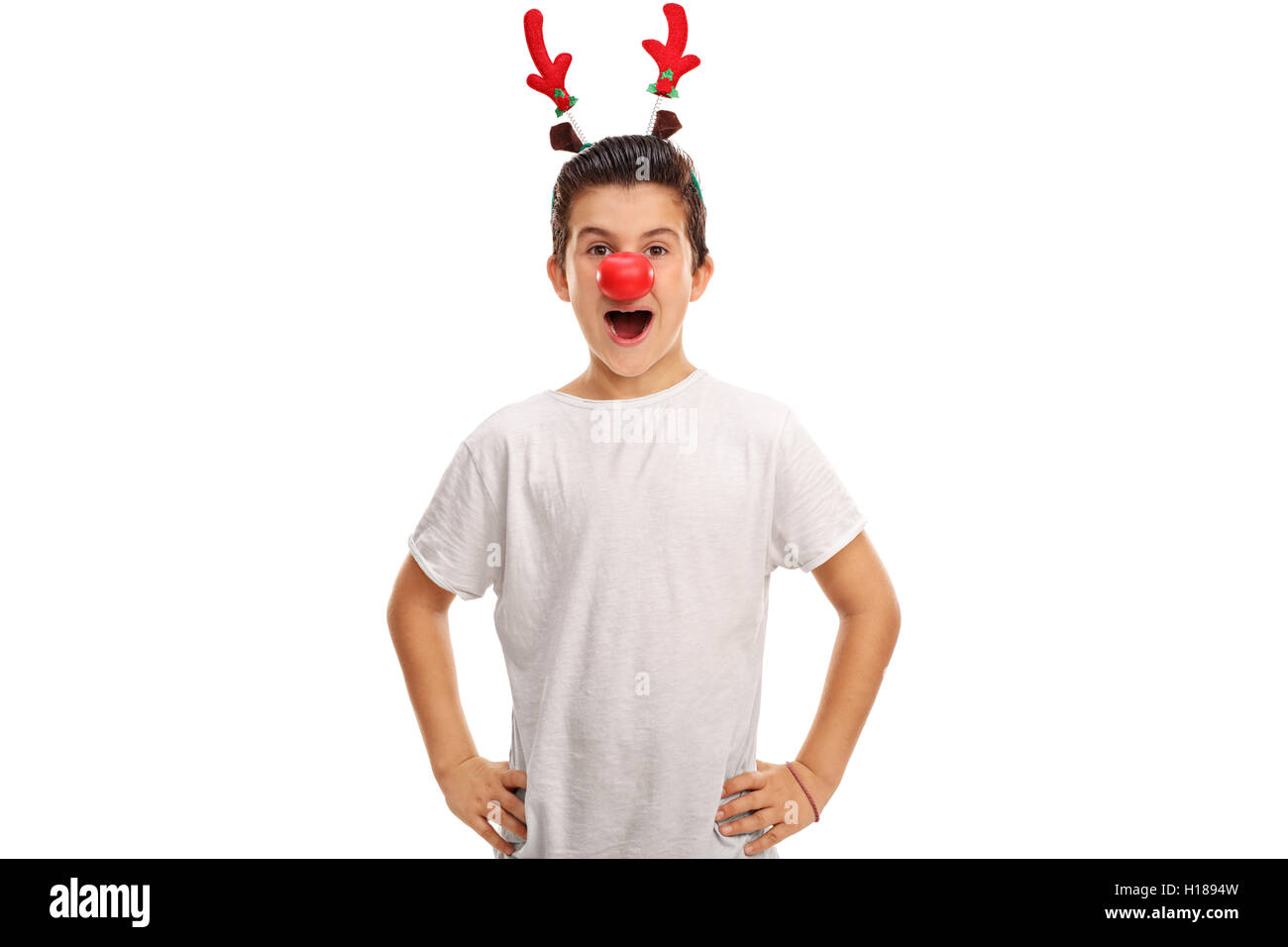 Excited boy posant avec panache rouge et un nez rouge isolé sur fond blanc Banque D'Images