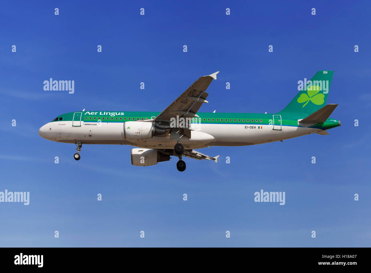 Aer Lingus Airbus A320-200 à l'approche de l'aéroport El Prat de Barcelone, Espagne. Banque D'Images