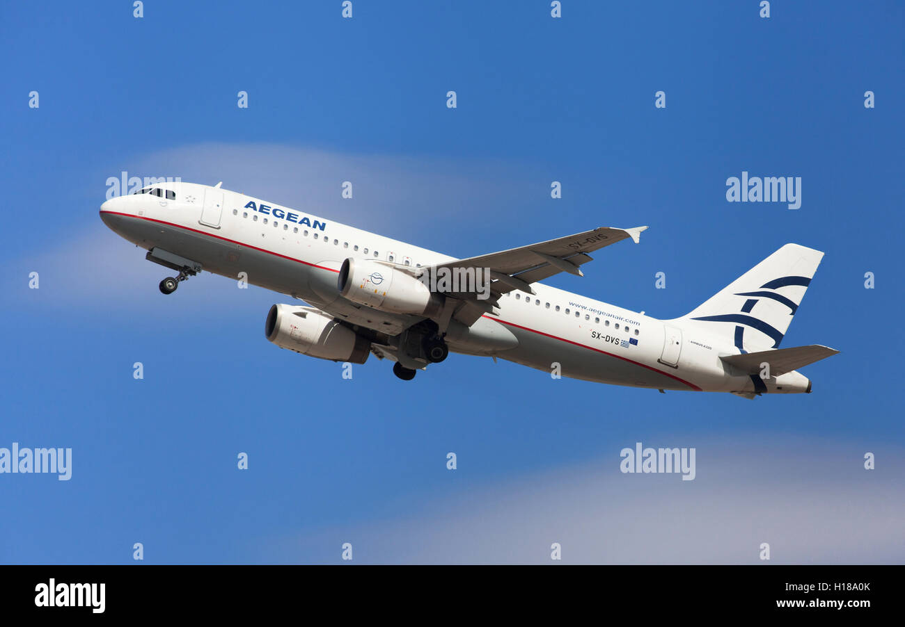 Aegean Airlines Airbus A320-200 décollant de l'aéroport El Prat de Barcelone, Espagne. Banque D'Images