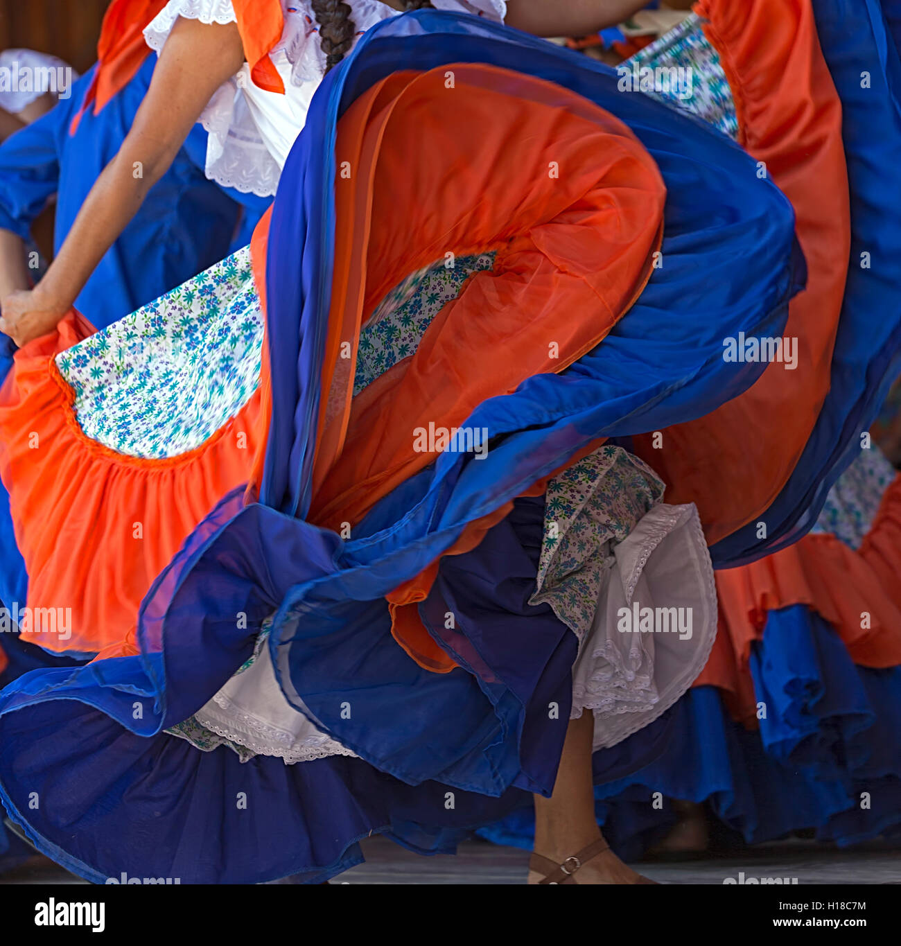 Arrière-plan avec une robe de danseuse du Costa Rica en dansant. Banque D'Images
