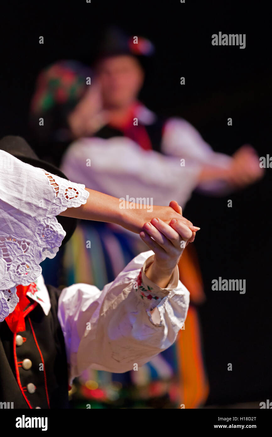 Les jeunes danseurs polonais en costume traditionnel, effectuer à un spectacle Banque D'Images