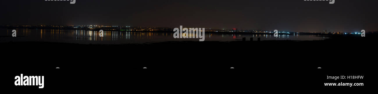 Rivière, Medway, architecture, beaux, mixte, couleurs, lumineux, réflexions, sur le calage de l'eau, la nuit, le fort Napoléon, Banque D'Images