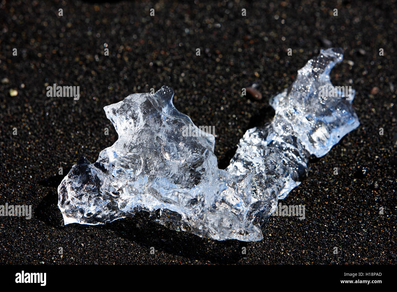 La glace échouée sur la plage de sable noir à l'islande jokulsarlon Banque D'Images