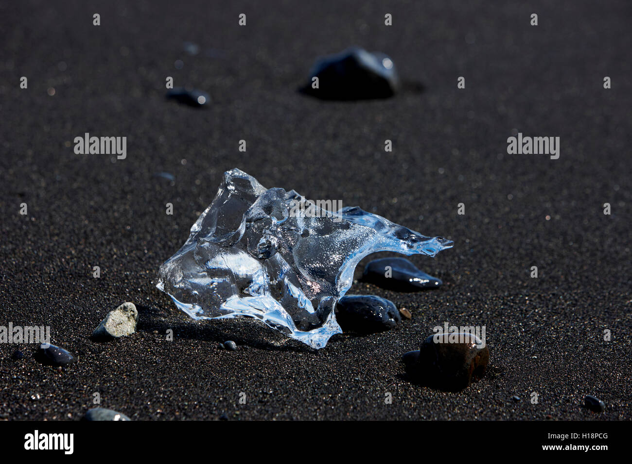La glace échouée sur la plage de sable noir à l'islande jokulsarlon Banque D'Images