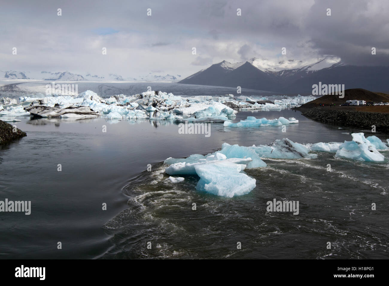 Les icebergs passant par le batardeau à Jokulsarlon glacial Lagoon Iceland Banque D'Images