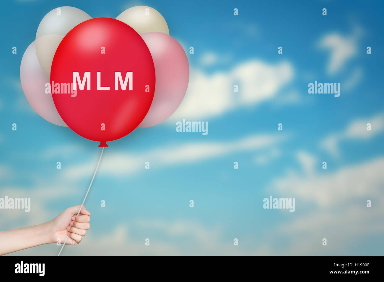 Main tenant MLM ou Marketing Multi de niveau Ballon avec sky fond flou Banque D'Images