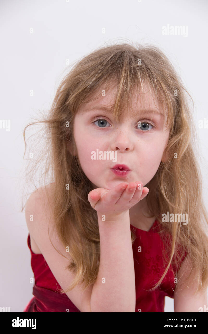 Kiss Lips : Belle blonde 6 ans, fille, vêtue d'une robe de soirée rouge  brillant et rouge à lèvres kiss lips Photo Stock - Alamy