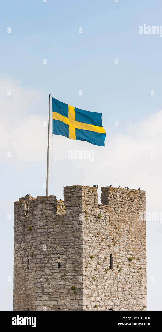 Tour de la ville de Visby et le drapeau suédois , Gotland, Suède. La Scandinavie. Banque D'Images