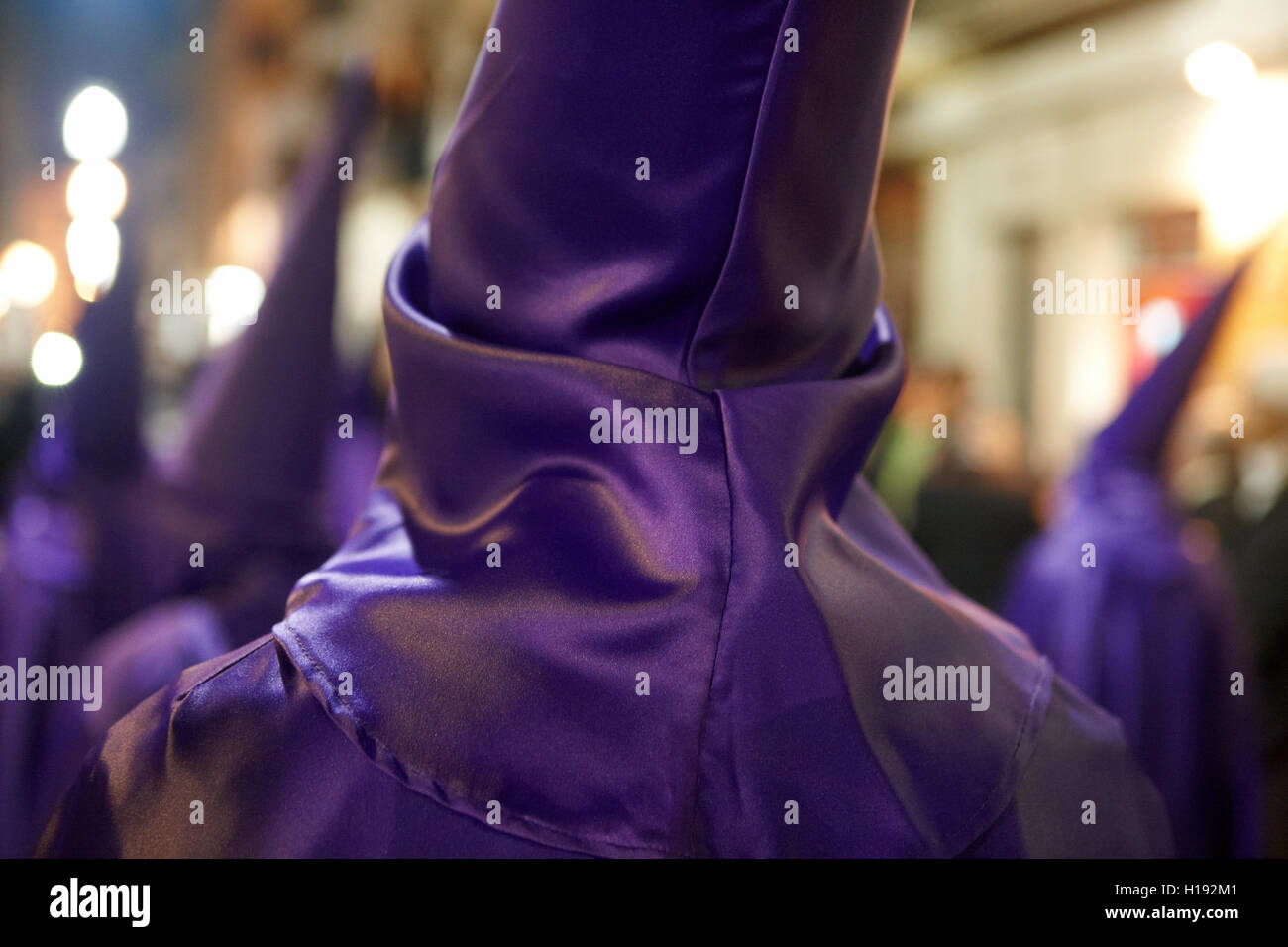 La semaine sainte, temps de Pâques en Espagne. Nazarenos en robe pourpre. L'horizontale Banque D'Images