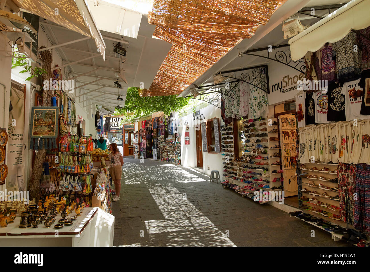 Scène de rue ville de Lindos, Rhodes, Grèce Banque D'Images