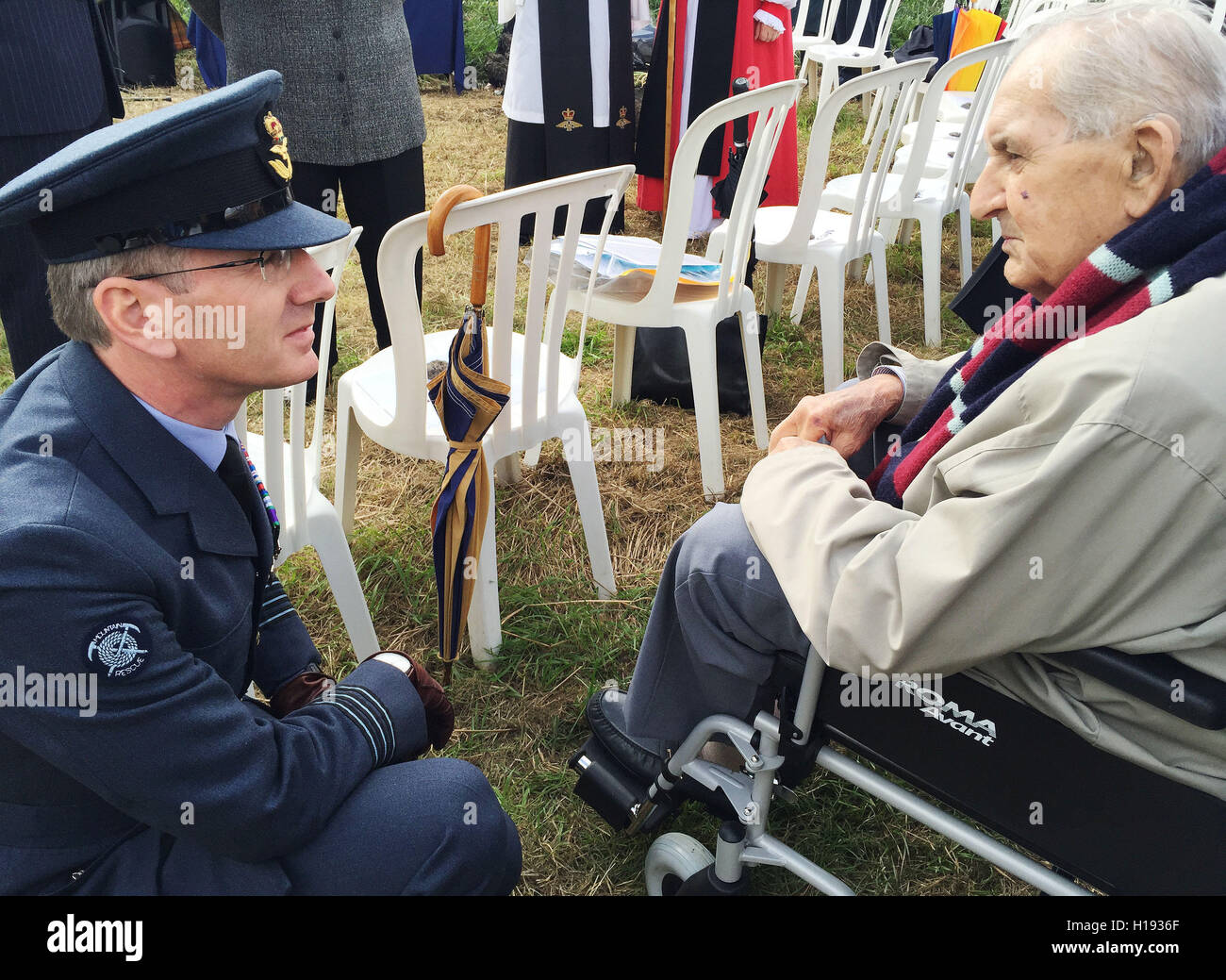 Mike Ainsworth, commandant de l'escadre de RAF Wittering parle de Maxey Stacey, 86, qui a été témoin de l'accident de Spitfire dans laquelle Harold Penketh pilote est mort en 1940, lors d'un dévoilement d'un monument commémoratif permanent près de l'endroit où son avion a été excavé à Holme Lode, le Grand Marais, Cambridgeshire. Banque D'Images