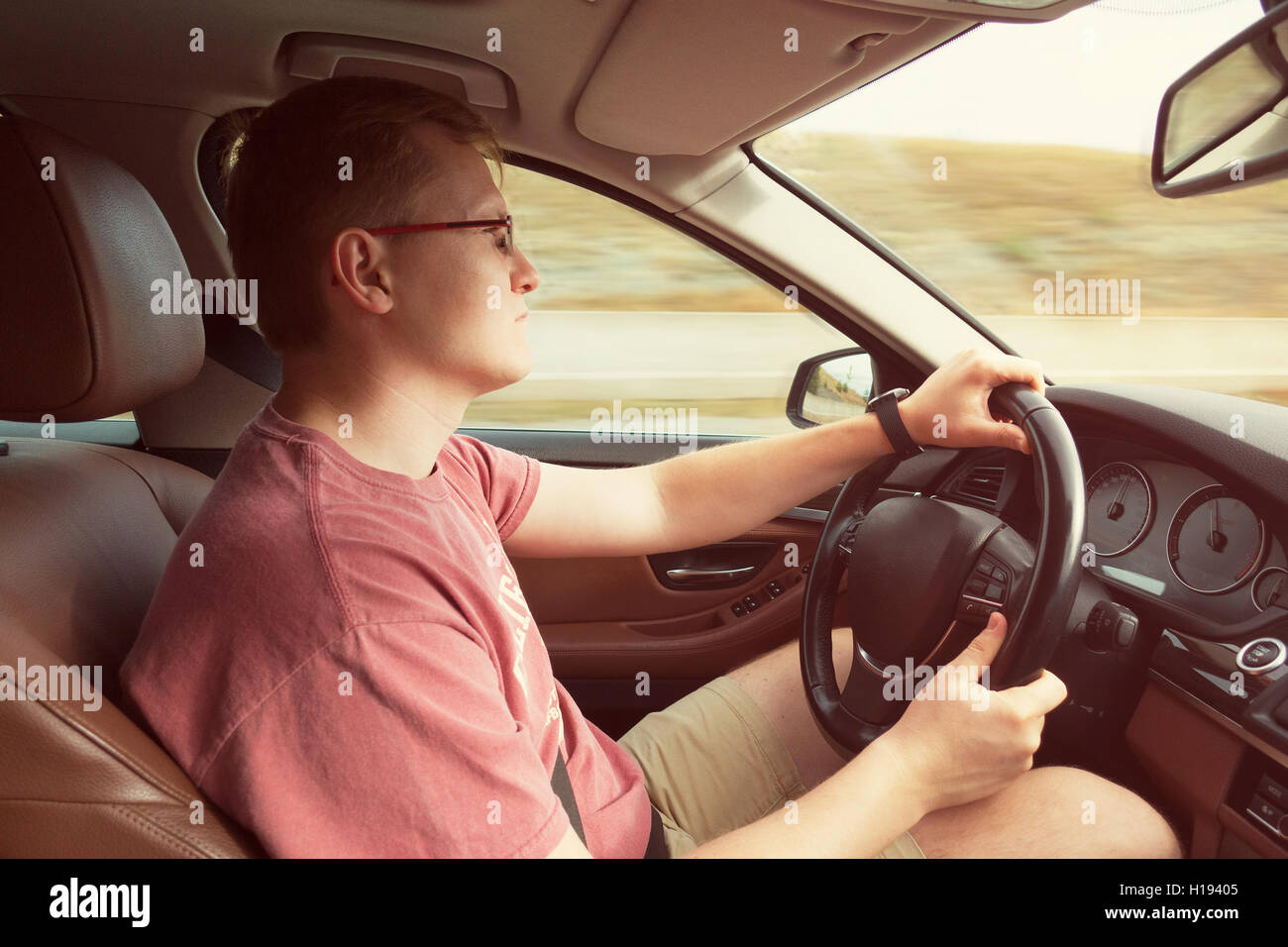 Bel homme dans une voiture de luxe Banque de photographies et d’images ...