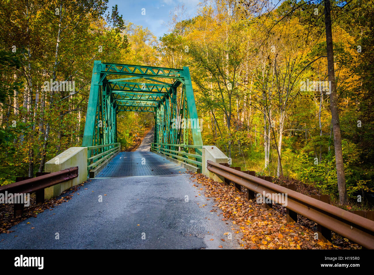 La couleur en automne et vieux pont sur la poudre tombe dans les régions rurales du comté de Baltimore, Maryland. Banque D'Images