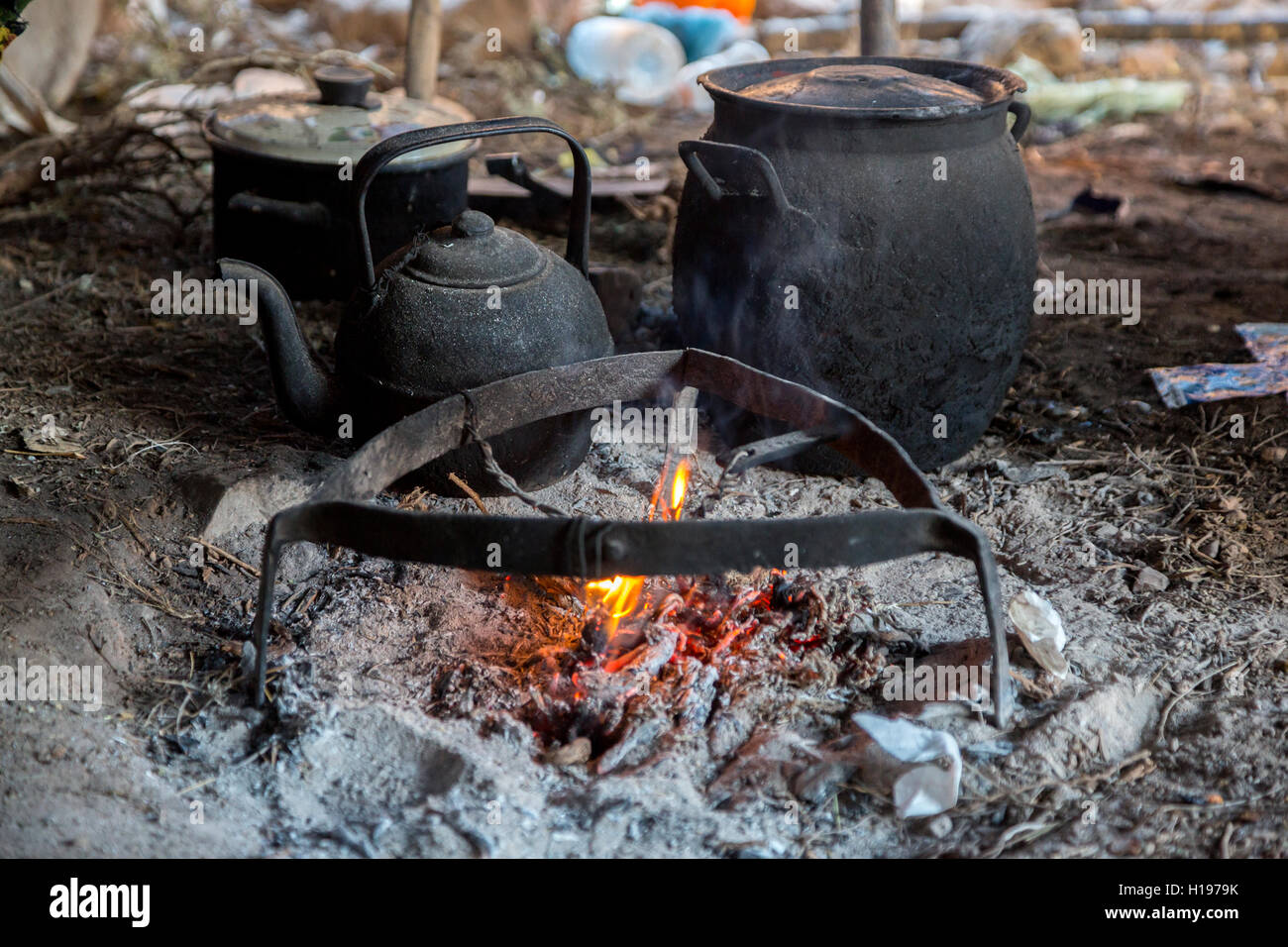 Gorges de Todra, le Maroc. Le feu pour le chauffage de l'eau pour le thé, tente berbère Amazigh. Banque D'Images
