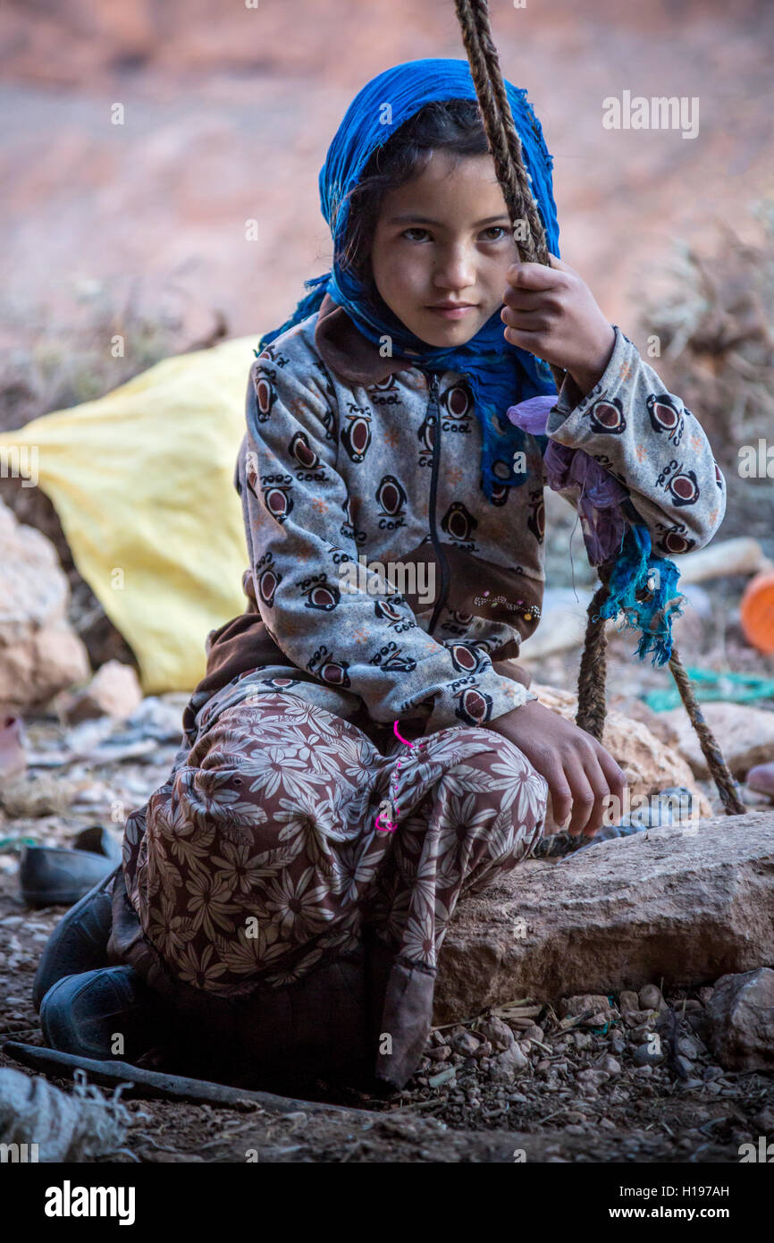 Gorges de Todra, le Maroc. 9-year-old fille berbère Amazigh. Banque D'Images
