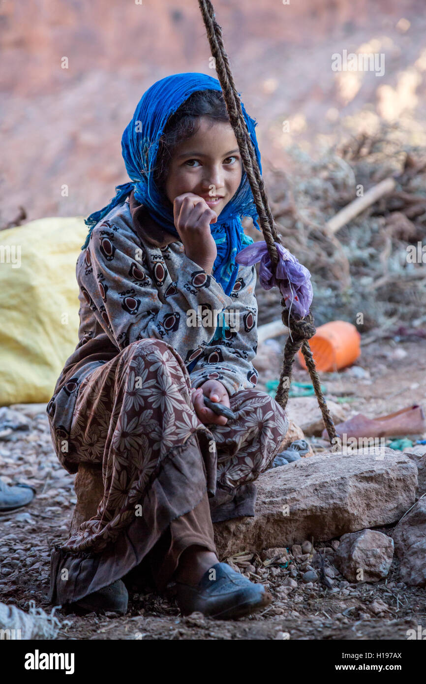 Gorges de Todra, le Maroc. 9-year-old fille berbère Amazigh. Banque D'Images