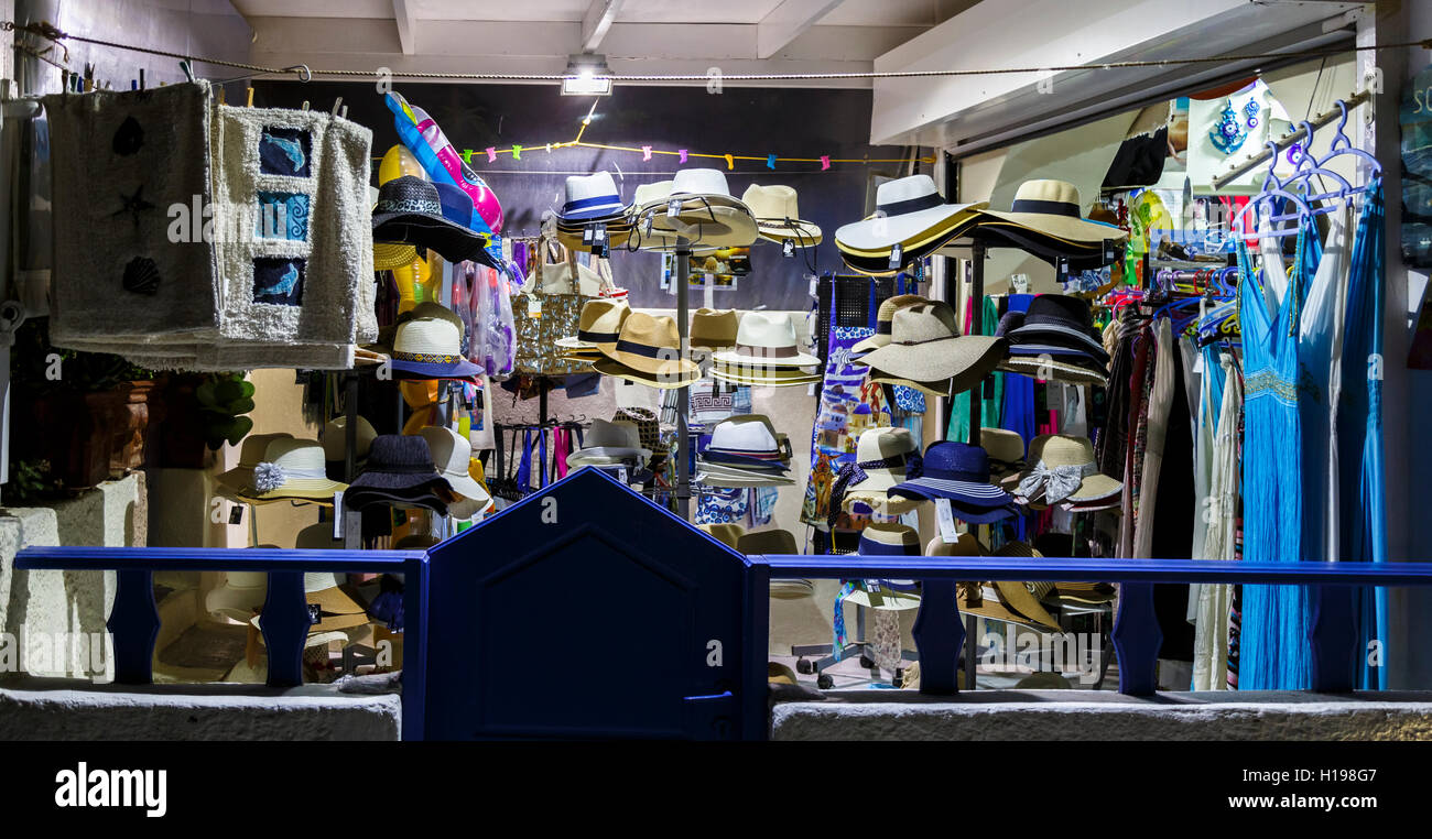 Une boutique de souvenirs vendant des chapeaux, la nuit, Oia, Santorin, une île grecque de la Méditerranée dans le groupe des Cyclades Banque D'Images
