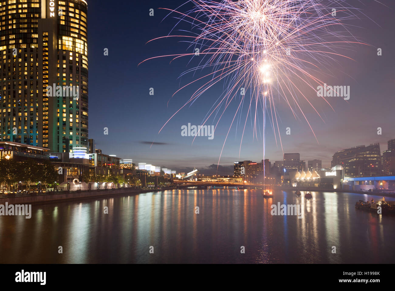 D'artifice au-dessus du Crown Casino et l'Hôtel La Rivière Yarra Melbourne Australie Banque D'Images