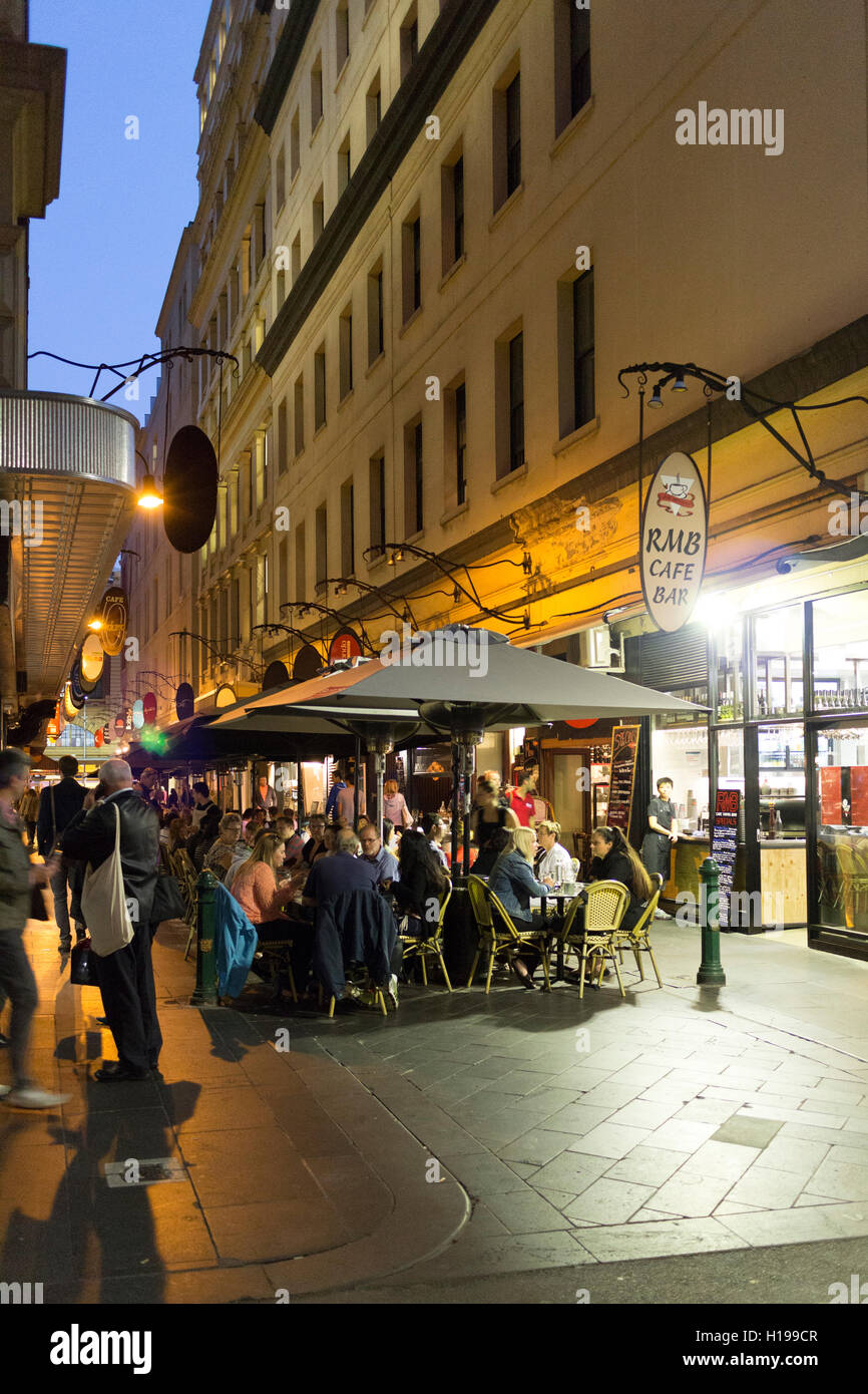 Cafés et cafés de la petite ruelle et rues de centre-ville de Melbourne, Victoria Australie Banque D'Images