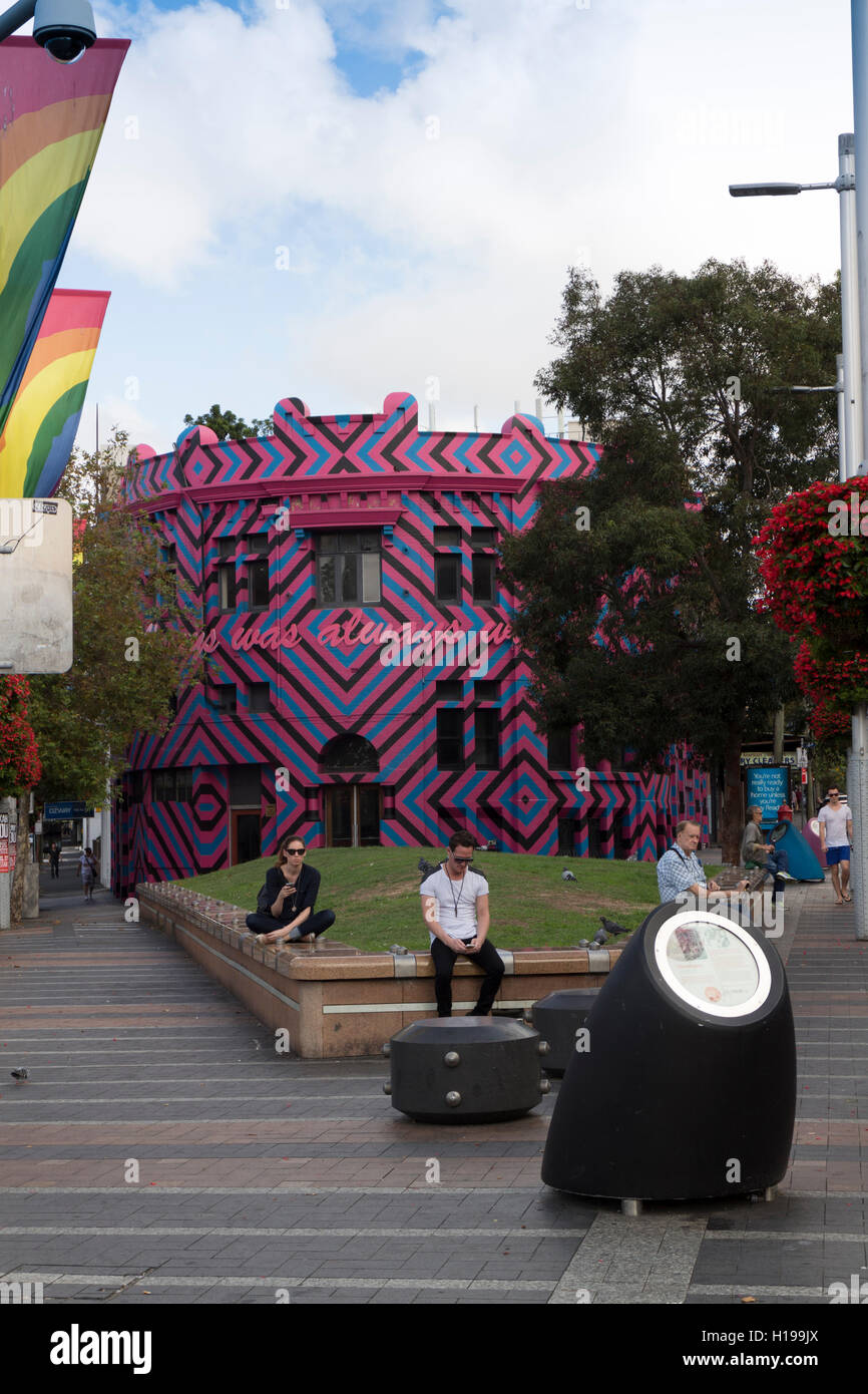 Édifice rose et violet bâtiments peints autour de Taylors Square Oxford Street Sydney Australie Banque D'Images