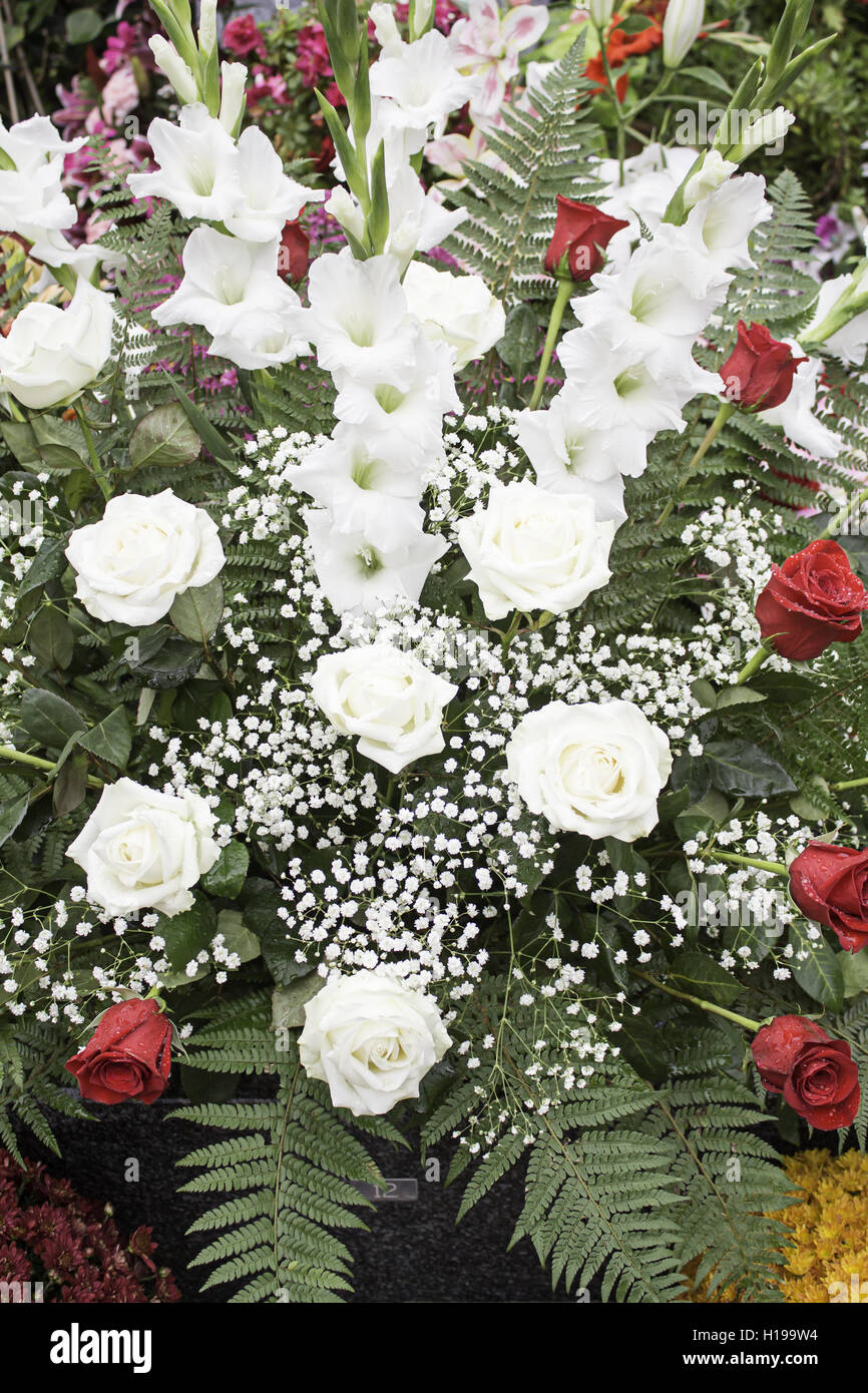 Roses rouges et fleurs en bouquet de fleurs, de la nature Banque D'Images
