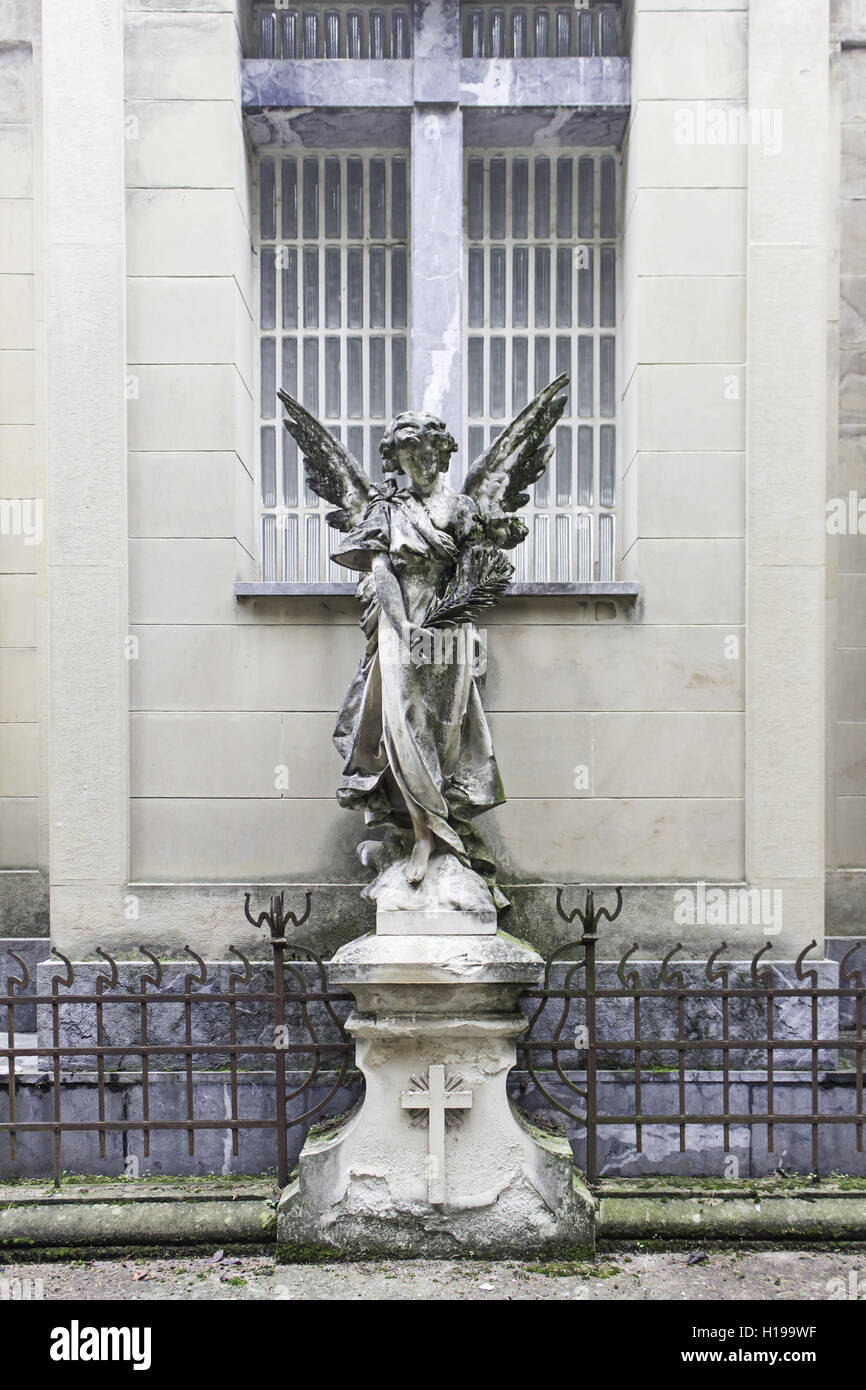 Ange avec croix sur le vieux cimetière, la religion Banque D'Images