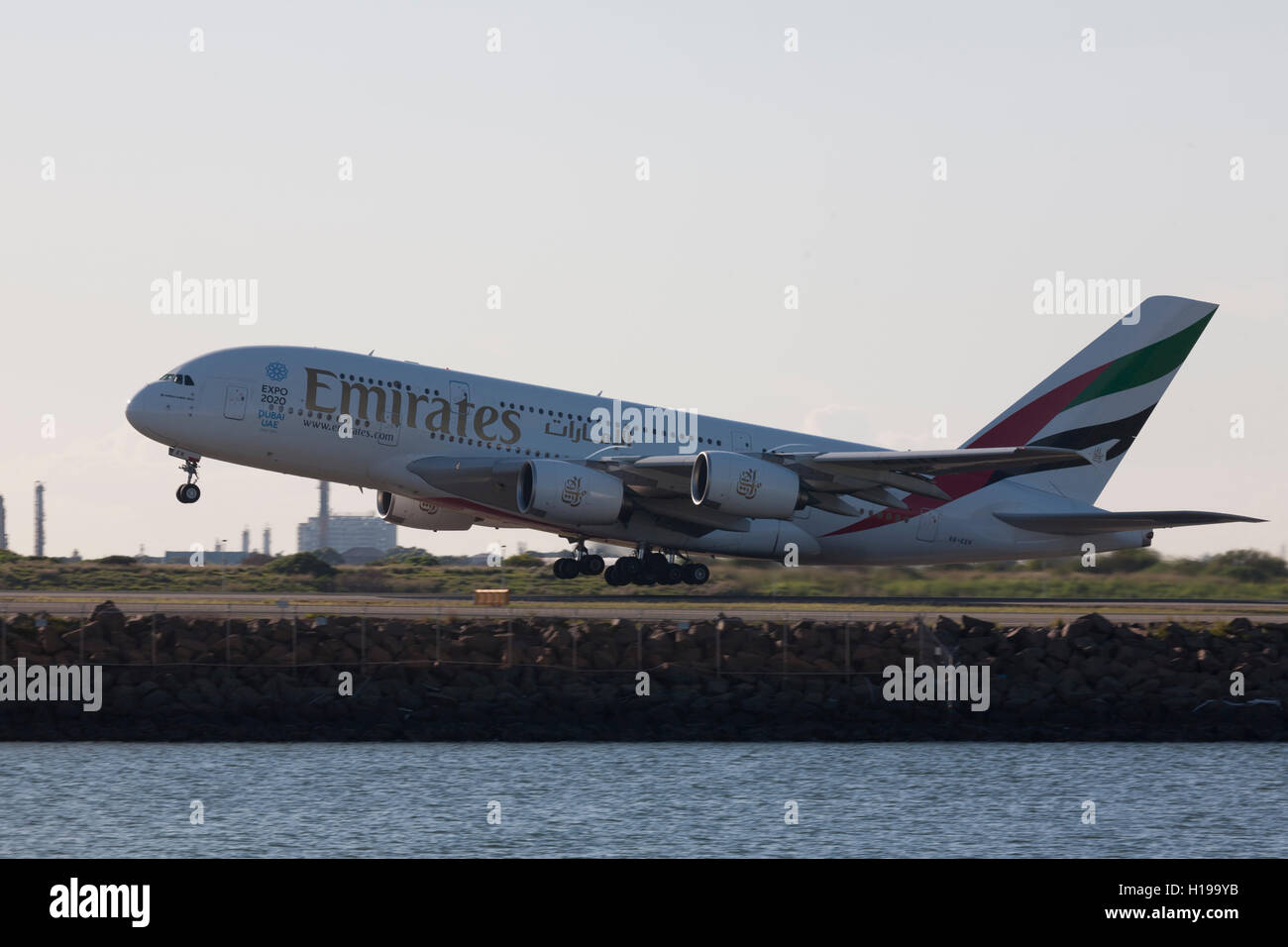 A380 Emirates Airlines au départ de l'Aéroport International de Kingsford Smith Mascot Sydney Australie Banque D'Images