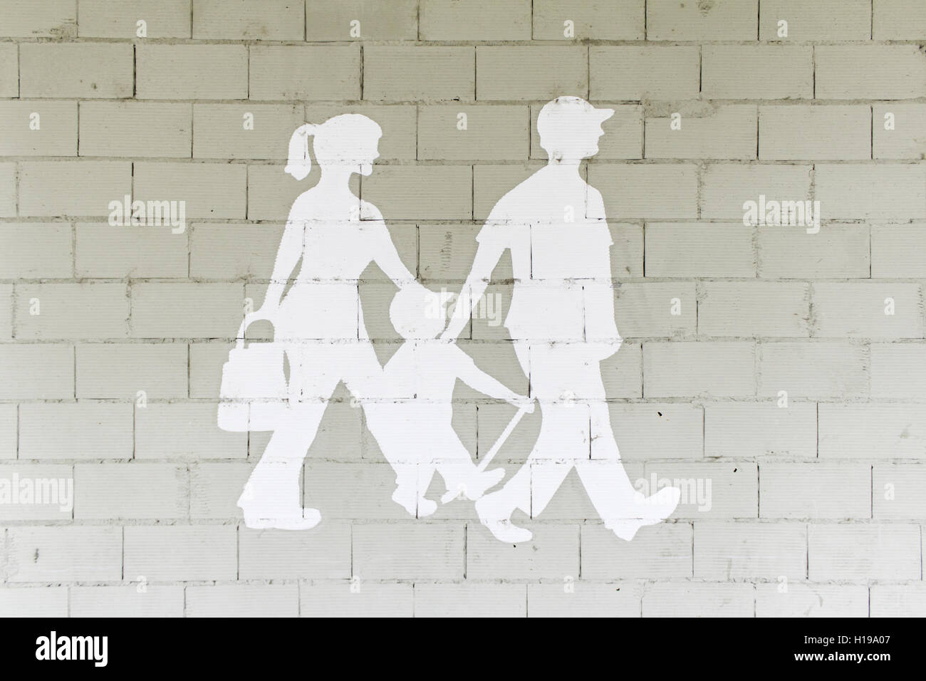 Famille avec silhouette d'enfant dessiné sur le mur, symbo Banque D'Images