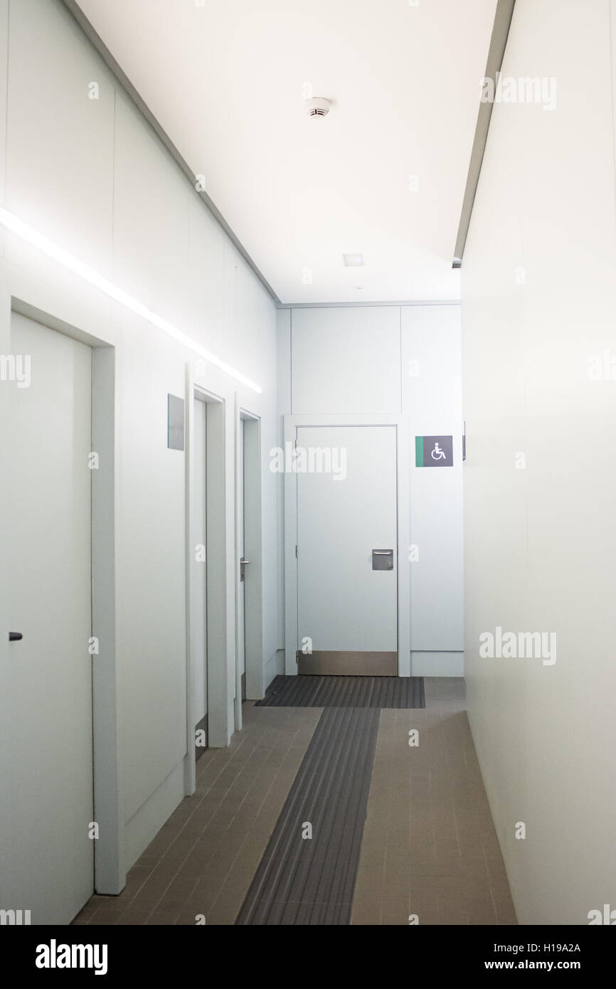Les salles de bains Hall en hôpital public, de la construction Banque D'Images