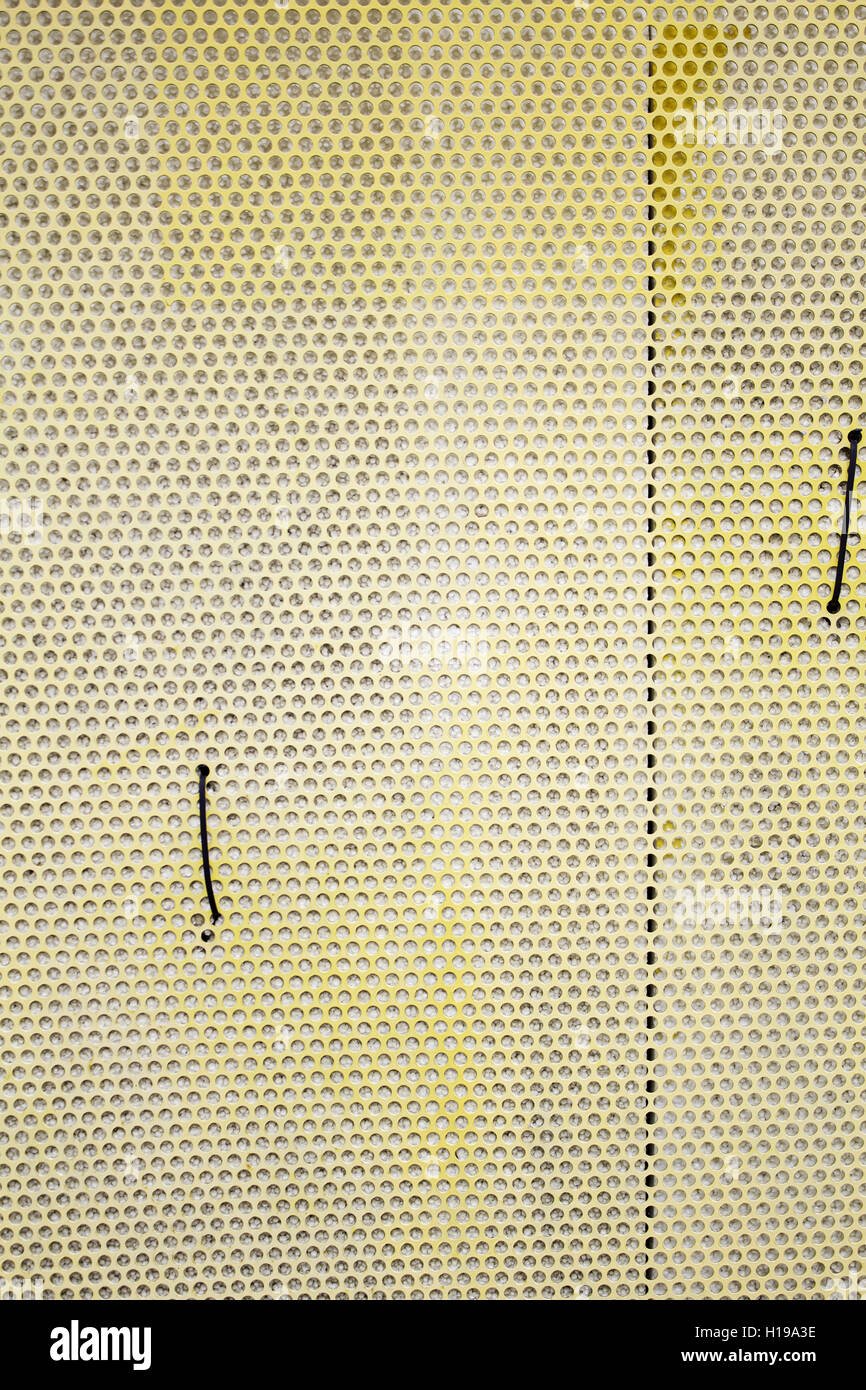 Façade de métal jaune avec des cercles, la construction Banque D'Images