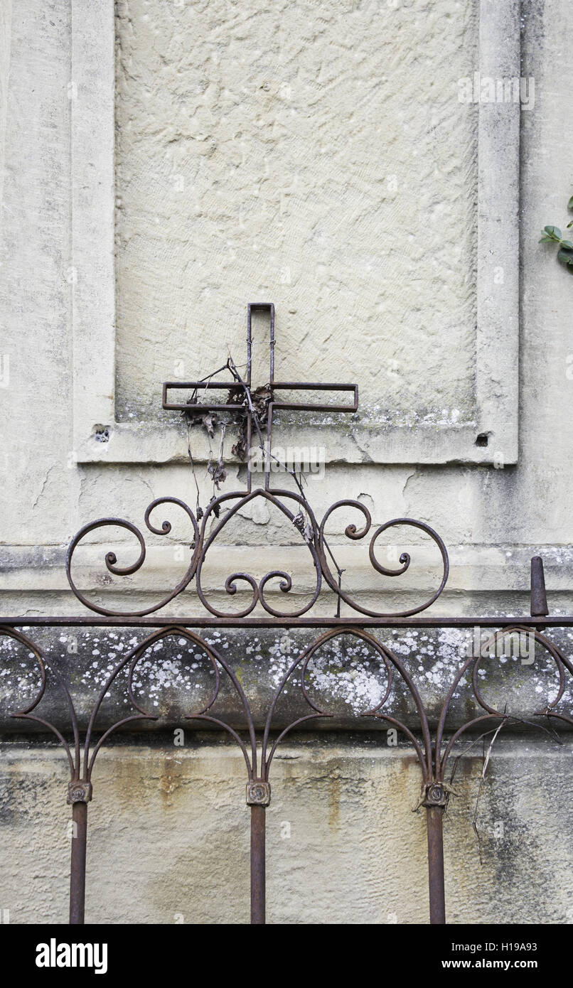 Croix sur old weathered cimetière, religion Banque D'Images