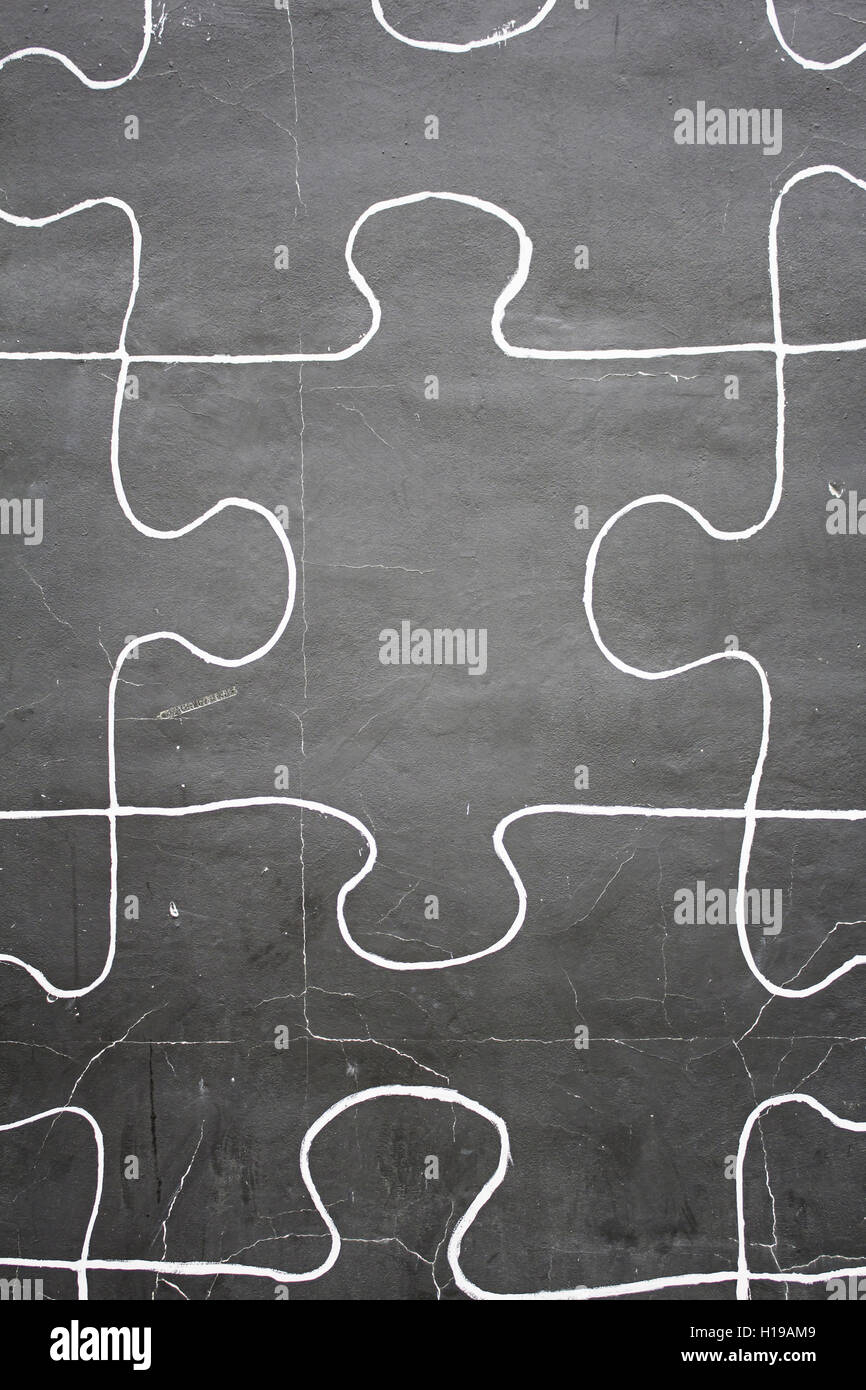 Pièces du puzzle dans la construction de murs décoratifs Banque D'Images