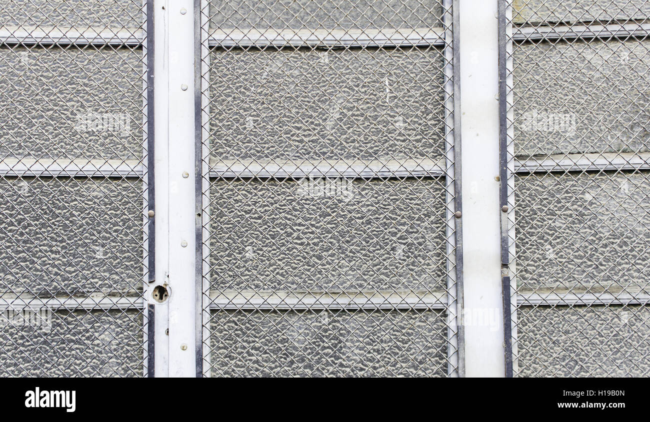 Les barres de porte en métal sur bâtiment industriel Banque D'Images