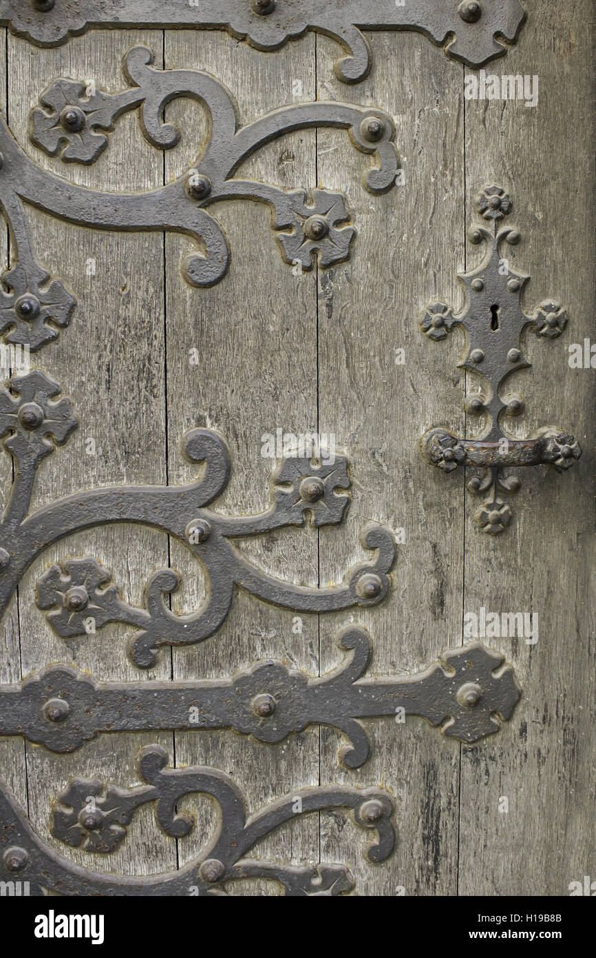 Vieille porte avec du fer, de la construction et de l'architecture Banque D'Images