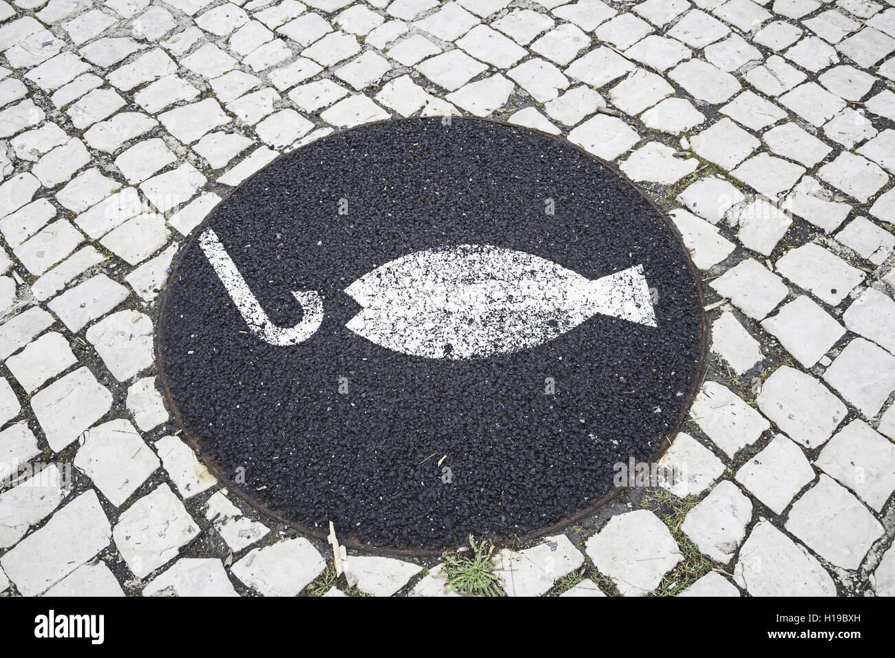 Les poissons en milieu urbain street Signal avec crochet, animal Banque D'Images