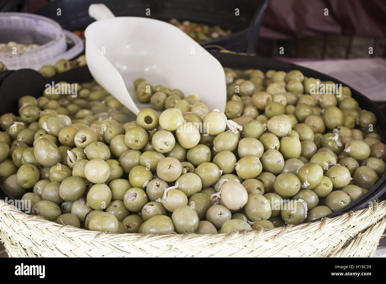 Olives en vrac avec du thon dans l'alimentation du marché Banque D'Images
