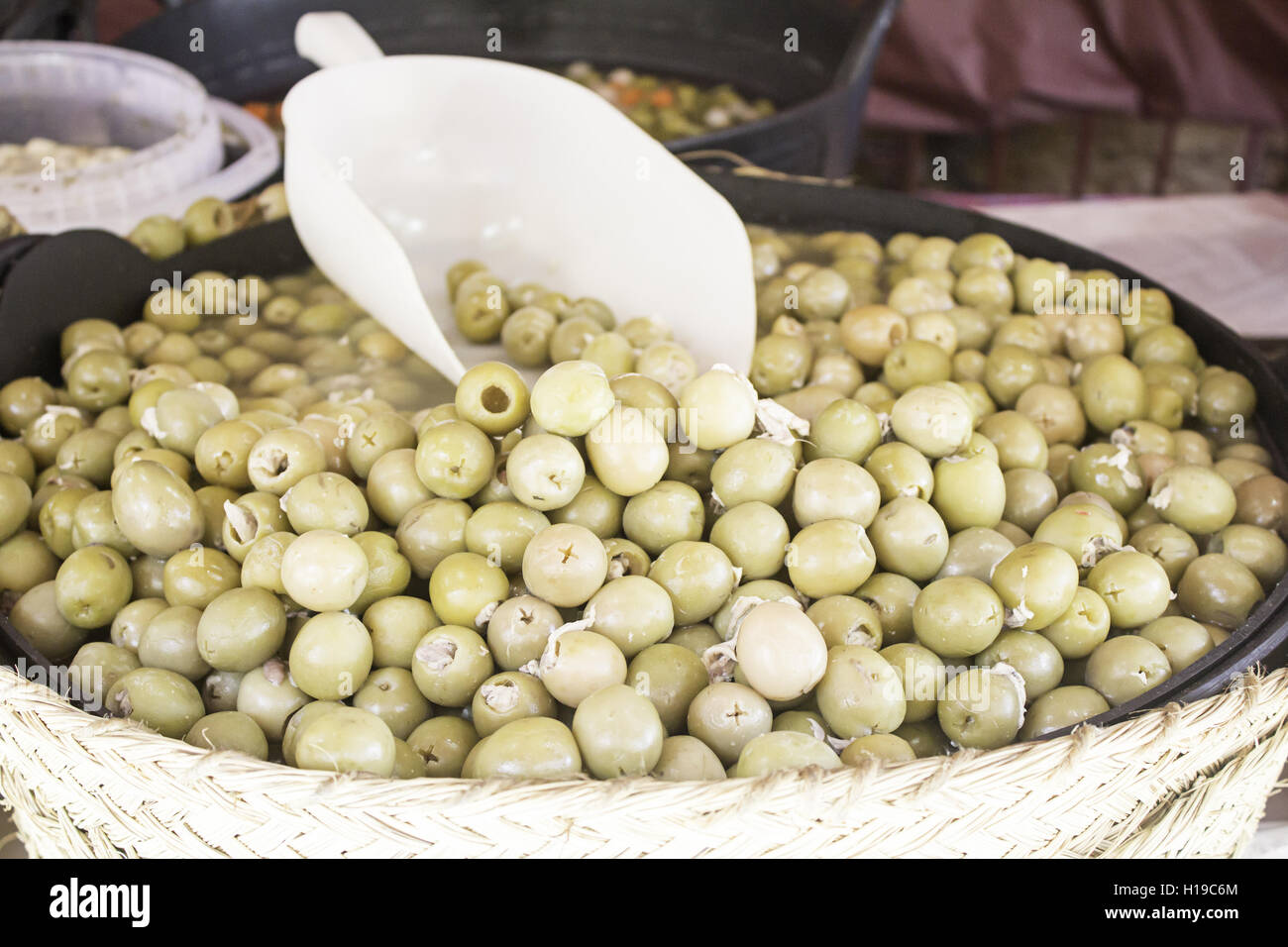 Olives en vrac avec du thon dans l'alimentation du marché Banque D'Images