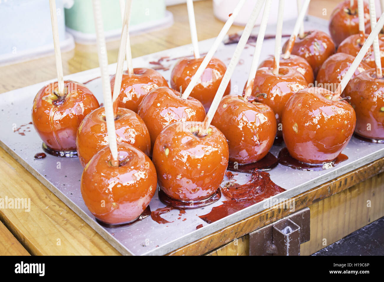 Pommes rouges caramélisées sur l'alimentation du marché Banque D'Images