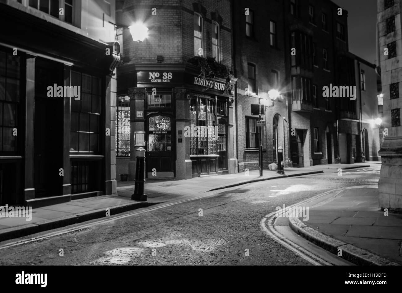 Rue Pavée, dans la ville de Londres la nuit. Banque D'Images