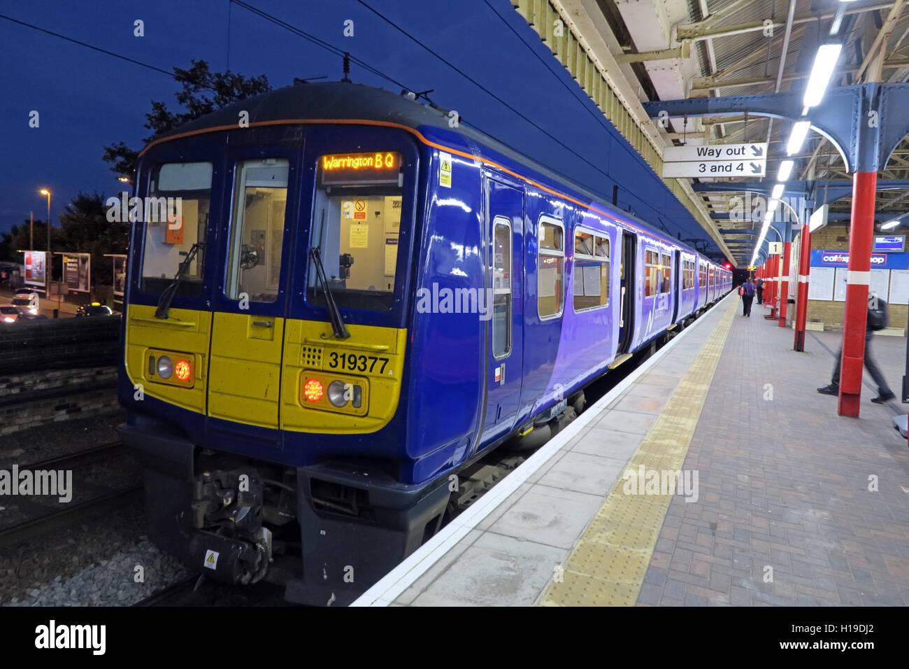 Le nord de l'électricité, à la gare de Warrington Bank Quay, Cheshire, Angleterre, Royaume-Uni Banque D'Images