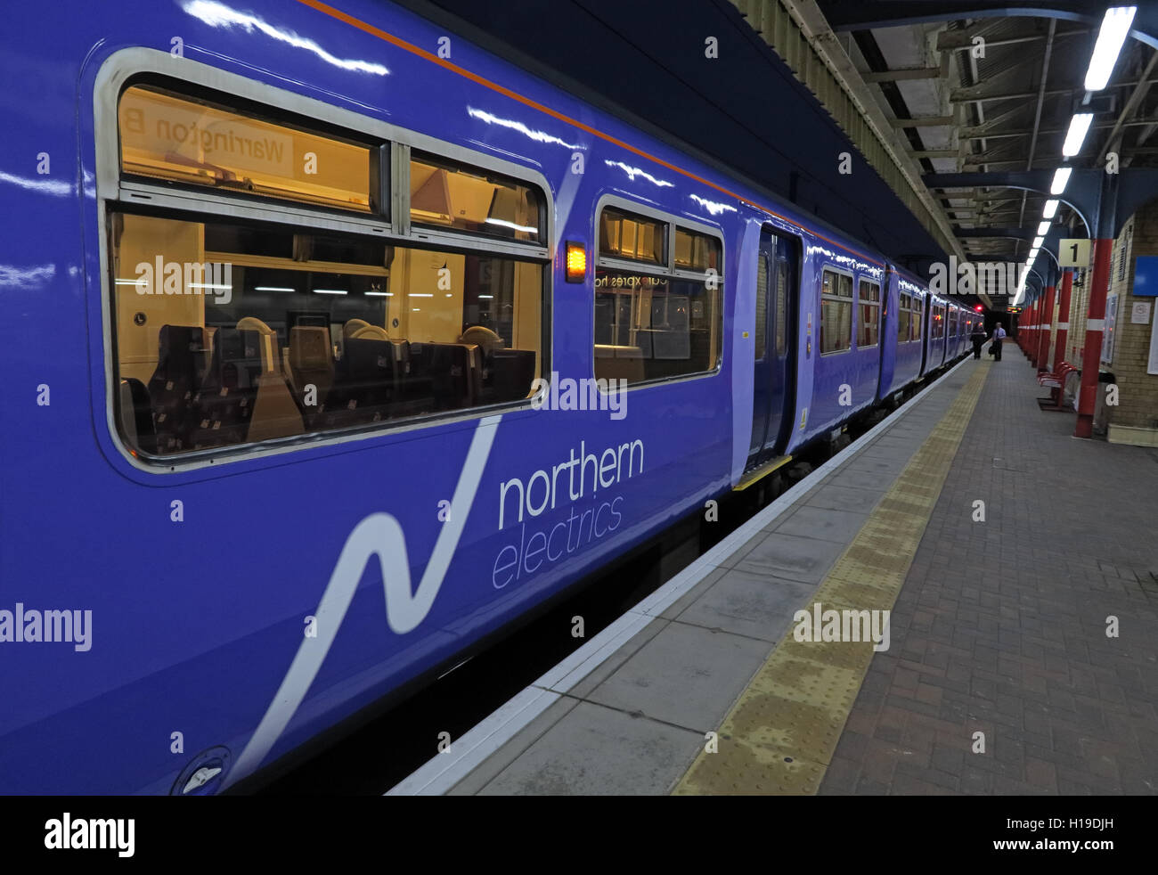 Le nord de l'électricité, à la gare de Warrington Bank Quay, Cheshire, Angleterre, Royaume-Uni Banque D'Images
