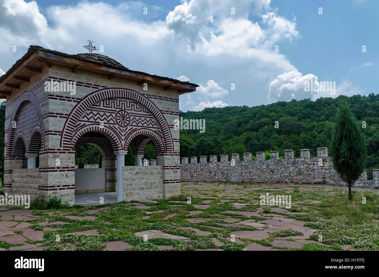 Toit d'ardoise en pierre vieille alcôve avec croix dans Giginski ou monténégrine restauré Saint Monastère Saint-Côme et Damien Banque D'Images